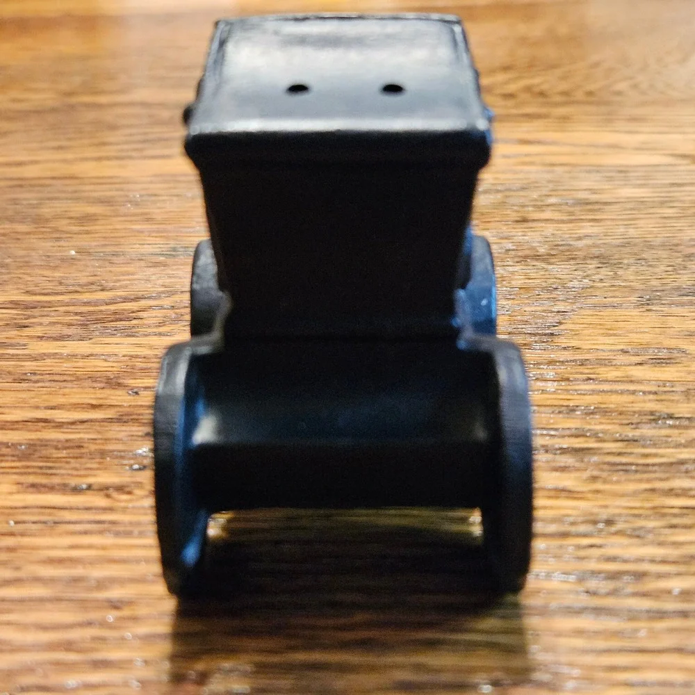 VINTAGE CAST IRON BLACK METAL AMISH SALT‎ OR PEPPER SHAKER HORSE CARRIAGE SHAPED